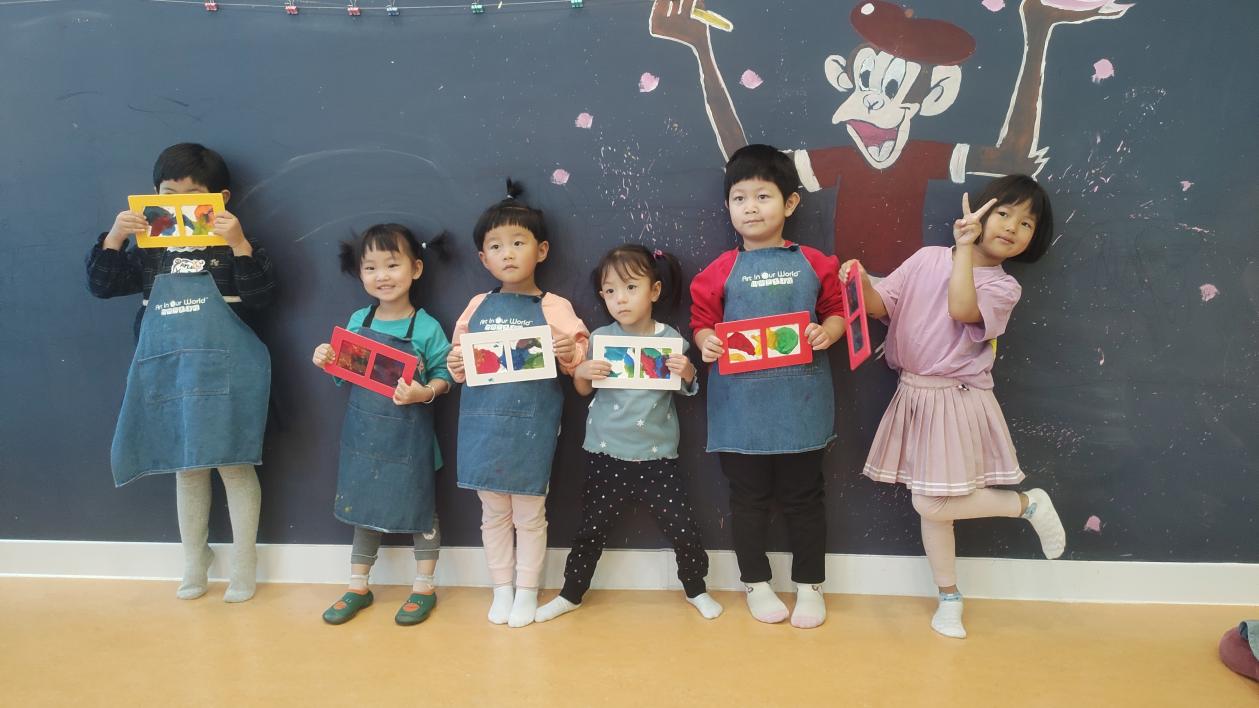 小葡萄（右一）正在上繪畫課。受訪者供圖