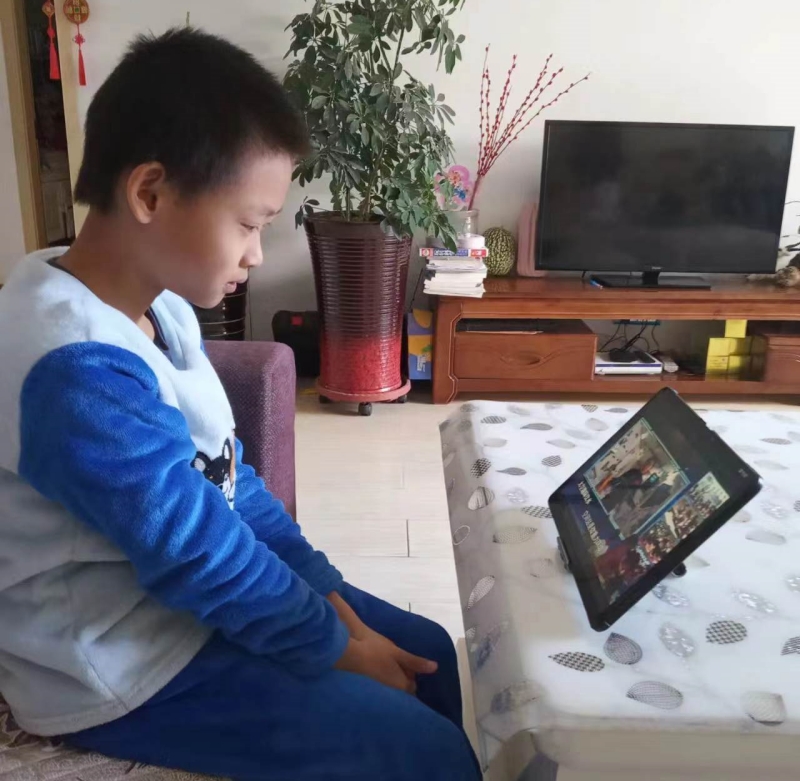 張凱博居家上網(wǎng)課。受訪者供圖