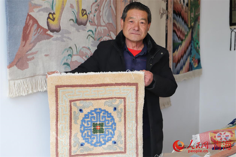 楊永良展示作品。人民網(wǎng) 況玉攝