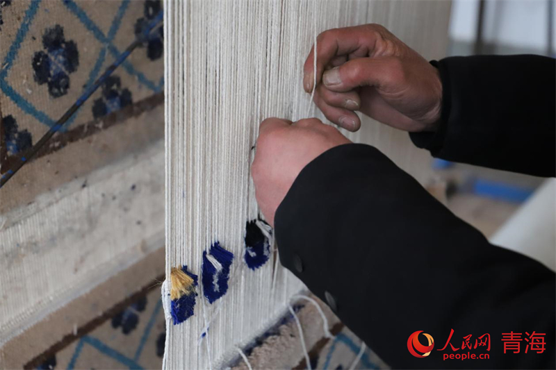 手工編織藏毯。人民網(wǎng) 況玉攝