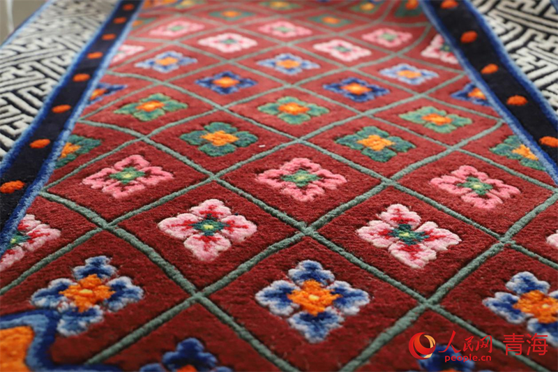 精美的藏毯。人民網(wǎng) 況玉攝