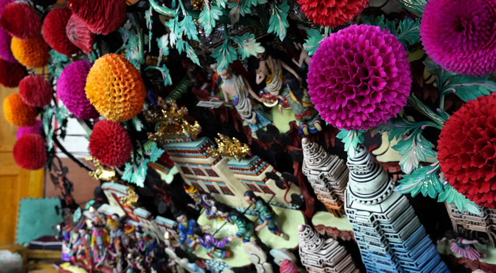 元宵佳節(jié) 聽(tīng)酥油花開(kāi)的聲音元宵佳節(jié)，青海湟中塔爾寺酥油花在冰與嚴(yán)寒中美麗綻放。塔爾寺酥油花表現(xiàn)題材多樣、內(nèi)容豐富，飛禽走獸、花鳥(niǎo)魚(yú)蟲(chóng)、山石林木、花卉盆景、亭臺(tái)樓閣等組成各種故事情節(jié)。