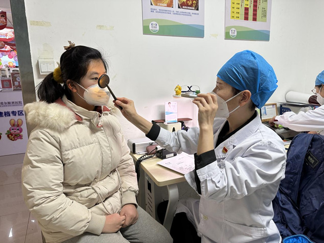 眼科醫(yī)生為孩子眼光。徐瑄宏攝