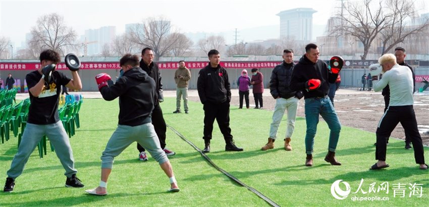 參賽選手賽前熱身。人民網(wǎng) 況玉攝