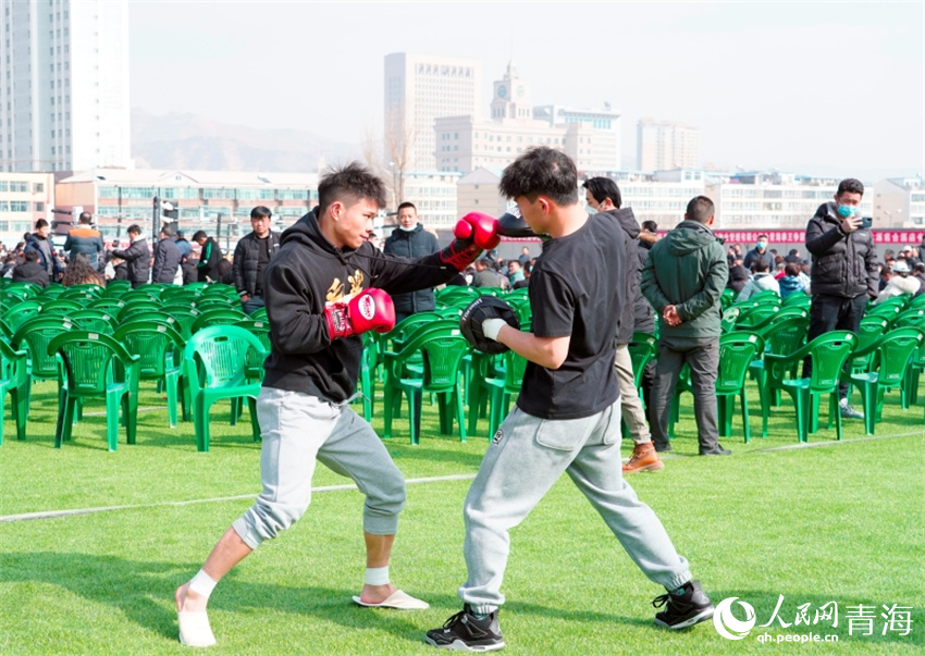 參賽選手賽前熱身。人民網(wǎng) 況玉攝