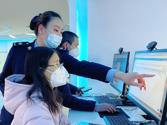 稅務(wù)干部“一對一”陪同辦理。韓鈺攝