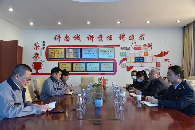 稅務(wù)機(jī)關(guān)對企業(yè)進(jìn)行實(shí)地走訪了解經(jīng)營情況。安迎春攝