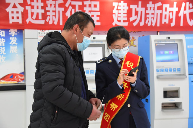 稅務(wù)干部幫助納稅人代開增值稅電子普通發(fā)票。安迎春攝