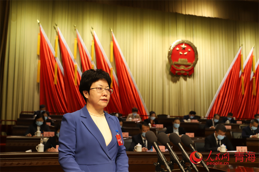 袁文向大會報告工作。人民網(wǎng)?陳明菊攝