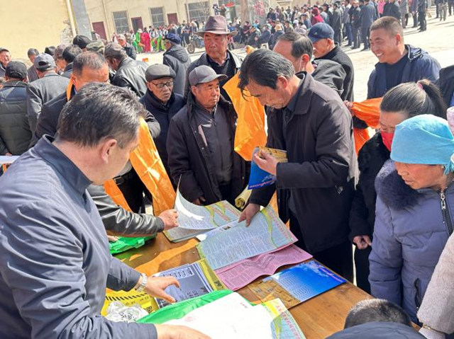 中央一號文件宣講暨大美青海文藝輕騎兵民下基層惠演出在梁家村文化廣場拉開序幕。湟中區(qū)委宣傳部供圖