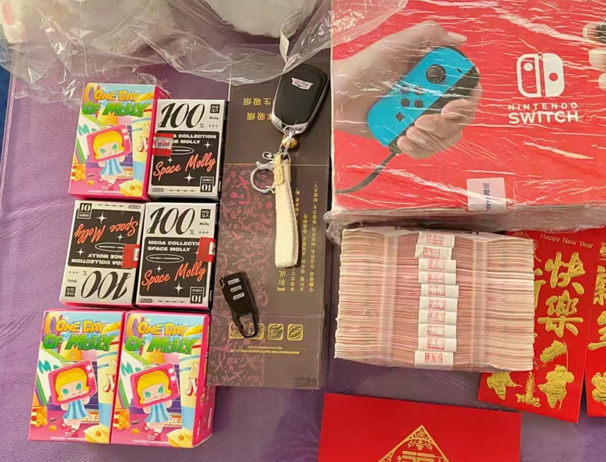 包內(nèi)物品。青藏鐵路公安局西寧公安處供圖