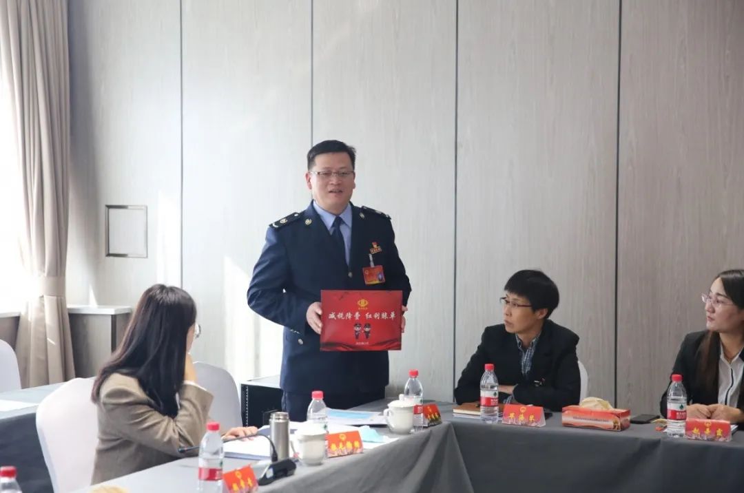 城北區(qū)稅務(wù)局黨委書記、局長劉建平在城北區(qū)人民代表大會現(xiàn)場給轄區(qū)重點(diǎn)稅源企業(yè)送紅利賬單。劉露 攝