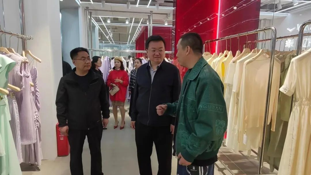 湟中區(qū)黨政代表團了解創(chuàng)意時尚設(shè)計企業(yè)發(fā)展情況。湟中區(qū)融媒體中心供圖