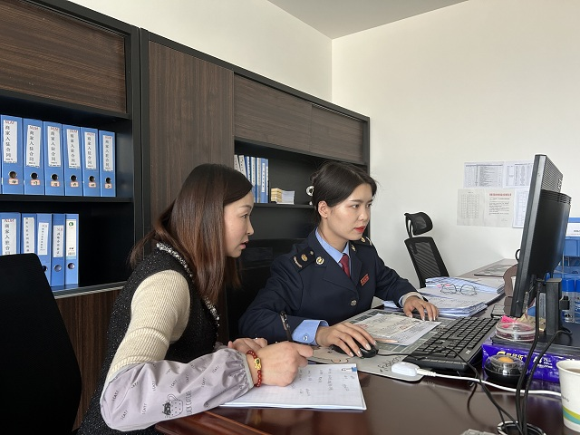 稅務干部對納稅人進行線上回訪。景曉璐攝