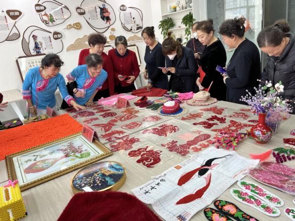 西寧市城西區(qū)婦聯(lián)攜手通海路街道桃李路社區(qū)開展文體活動。西寧市城西區(qū)委宣傳部供圖