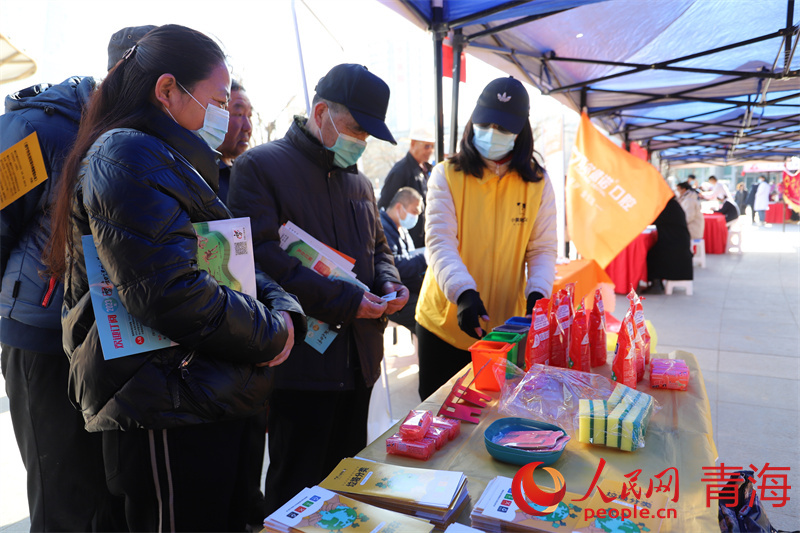 體驗垃圾分類。人民網(wǎng) 況玉攝