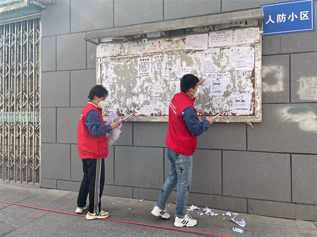 青年志愿者鏟除小廣告。滕萌攝