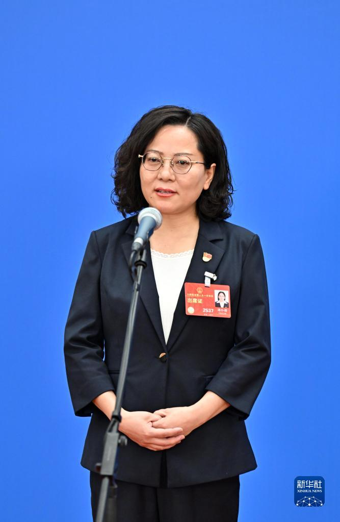 全國人大代表劉小蓉接受媒體采訪。新華社記者李鑫 攝