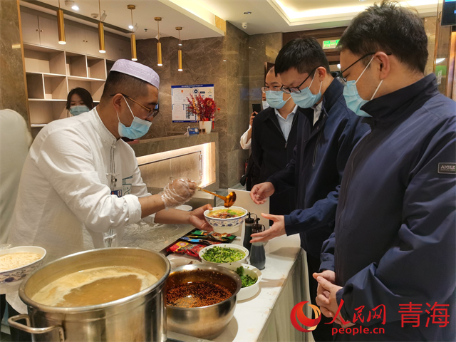 代表和工作人員在拉面窗口排隊(duì)。人民網(wǎng) 馬盛楠攝