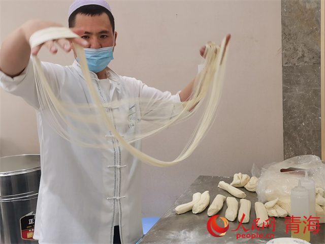 拉面師傅制作拉面。人民網(wǎng) 馬盛楠攝