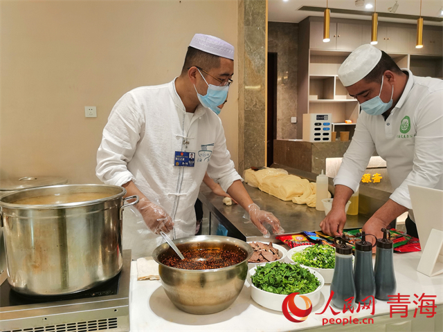 拉面師傅準(zhǔn)備食材。人民網(wǎng) 馬盛楠攝