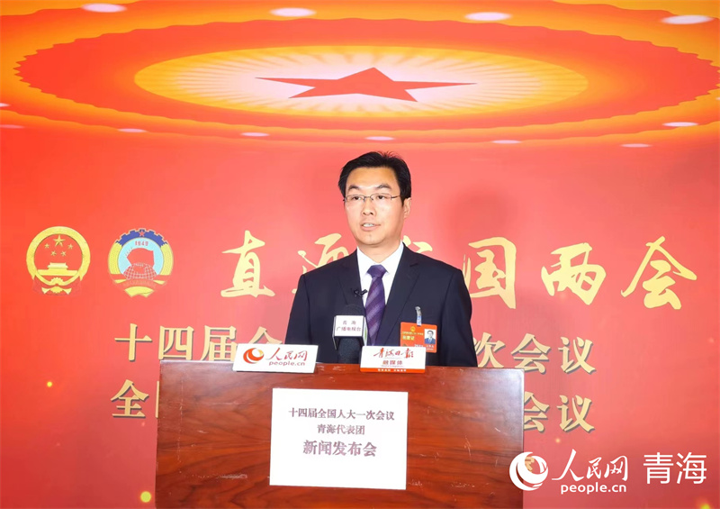 青海代表團發(fā)言人王華杰。人民網(wǎng)?馬盛楠攝?