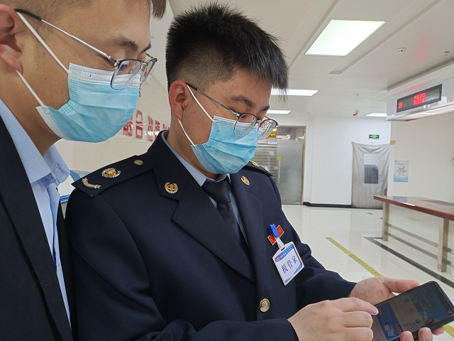 “稅收管家”對(duì)納稅人進(jìn)行輔導(dǎo)。馮萬秀攝