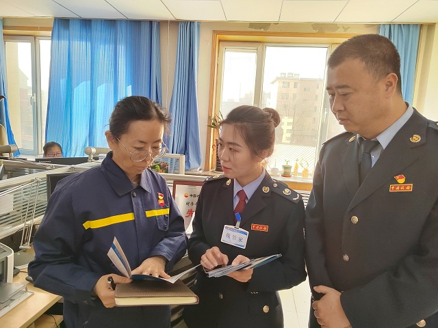 “稅收管家”服務(wù)團(tuán)隊(duì)上門回訪。馮萬秀攝