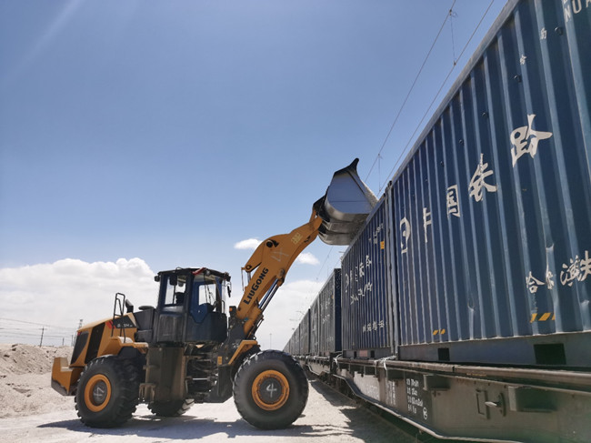 鹽湖鉀肥裝車。周悅翔攝