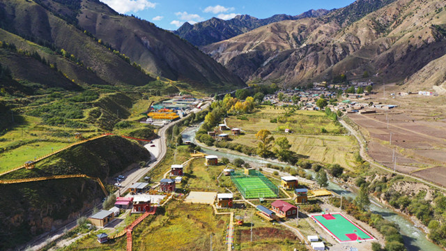 俯瞰扎毛鄉(xiāng)。張海麟攝