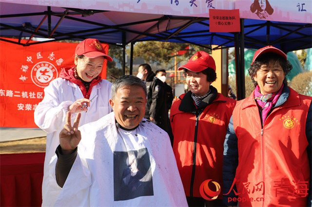 青海西寧，志愿者為老人免費(fèi)理發(fā)。人民網(wǎng) 況玉攝