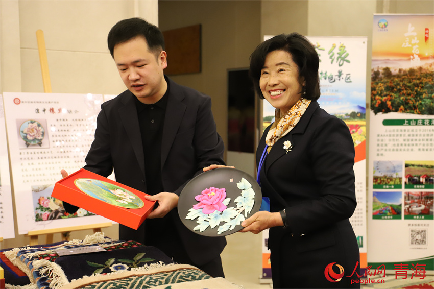 湟中非遺產(chǎn)品深受參會人員喜愛。人民網(wǎng) 陳明菊攝