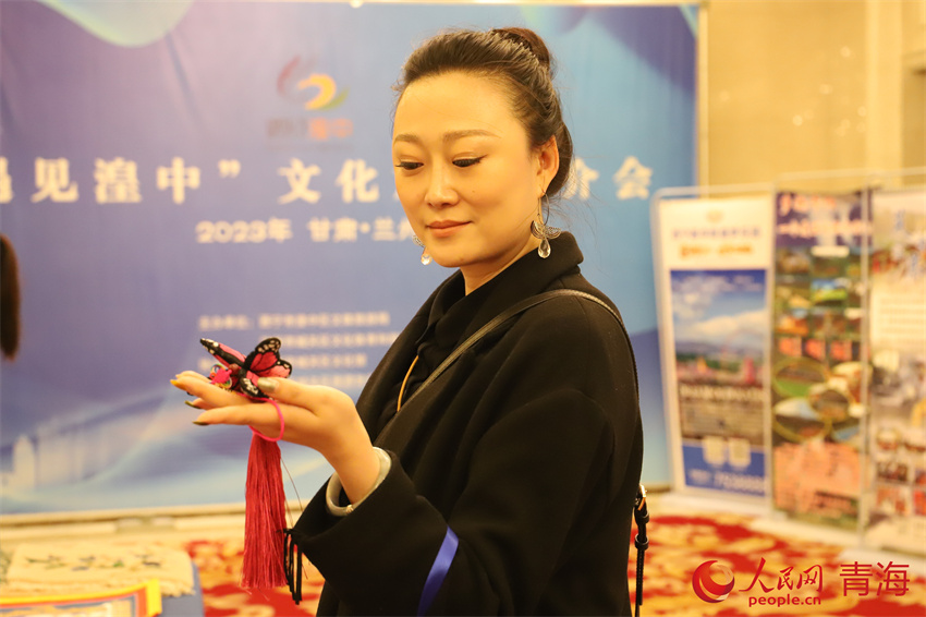 湟中青繡產(chǎn)品深受青睞。人民網(wǎng) 陳明菊攝