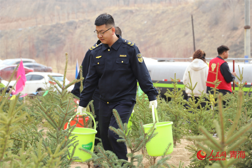 植樹現(xiàn)場(chǎng)。人民網(wǎng)陳明菊攝