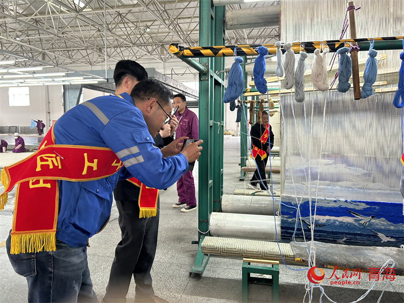 鮑守珍拍攝人工地毯。人民網(wǎng) 陳明菊攝