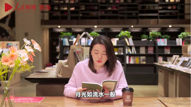 西寧市城西區(qū)文亭巷社區(qū)黨委書記劉翠青共享閱讀。人民網(wǎng) 陳明菊攝