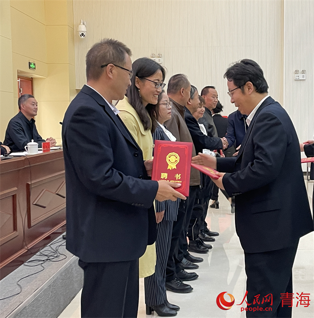 為專家頒發(fā)聘書。人民網(wǎng) 況玉攝