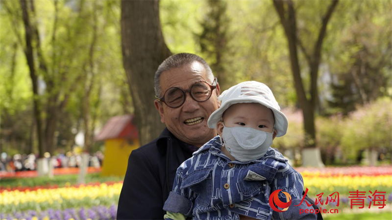 游客合影拍照。人民網(wǎng) 況玉攝