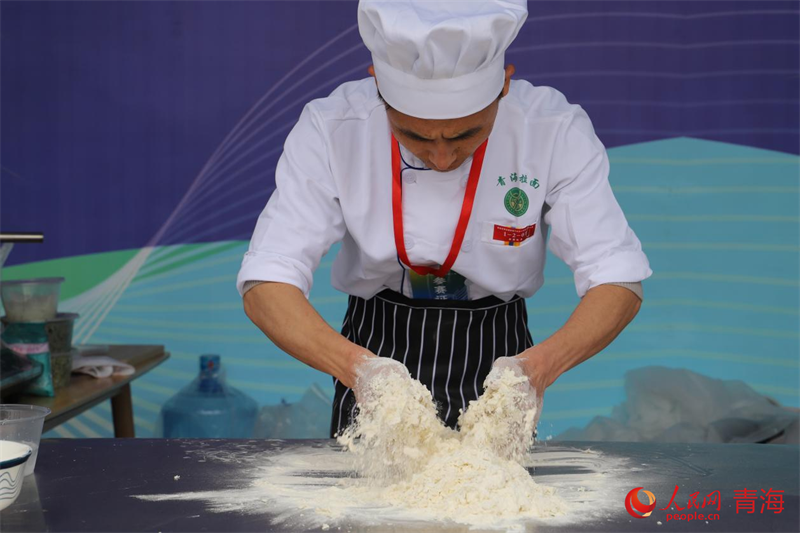 選手和面。人民網(wǎng) 況玉攝