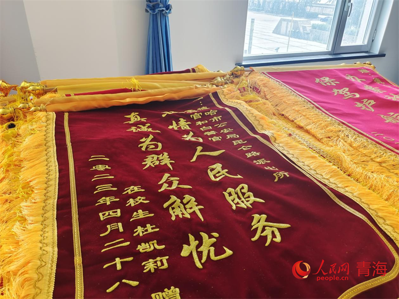來自山東在校學(xué)生郵寄來的錦旗。人民網(wǎng) 陳明菊攝