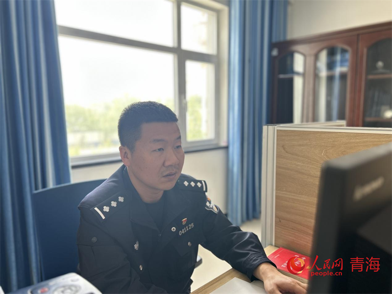 工作中的白高賢警官。人民網(wǎng) 陳明菊攝