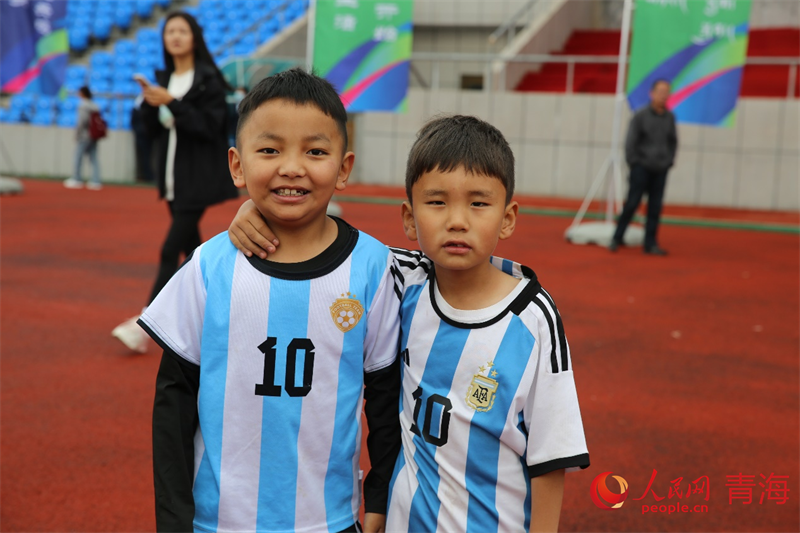 小小足球員。人民網(wǎng) 馬可欣攝