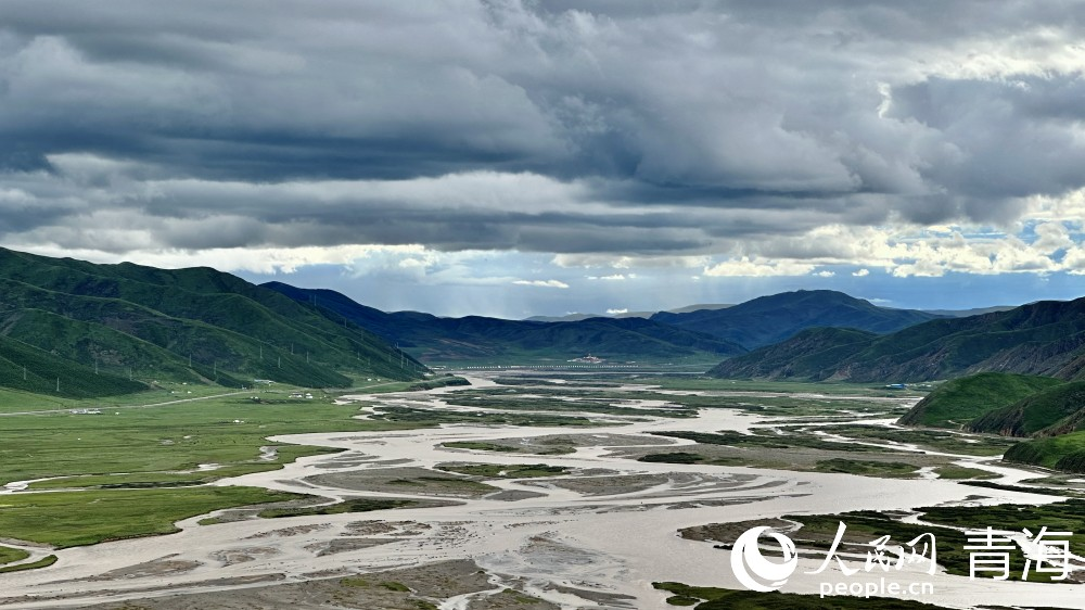 果洛州達日縣黃河辮狀水系。人民網(wǎng) 劉沛然攝
