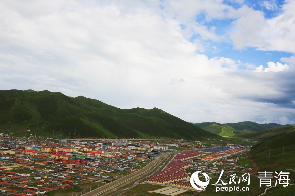 達日沿途山巒。人民網(wǎng) 馬可欣攝