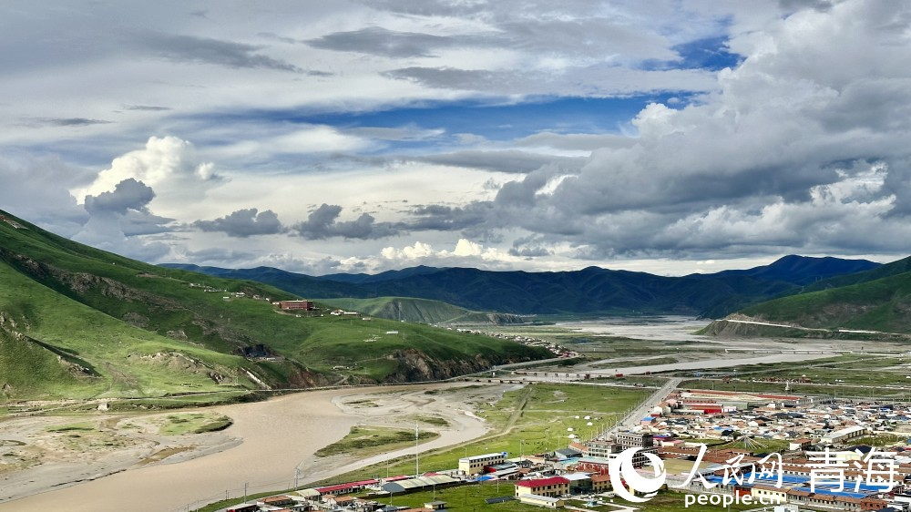 達日縣城旁的辮狀水系。人民網(wǎng) 劉沛然攝