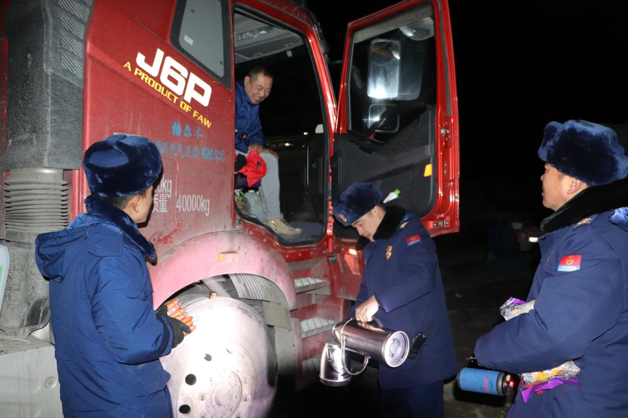 幫助滯留司機(jī)。茫崖市消防救援大隊(duì)供圖