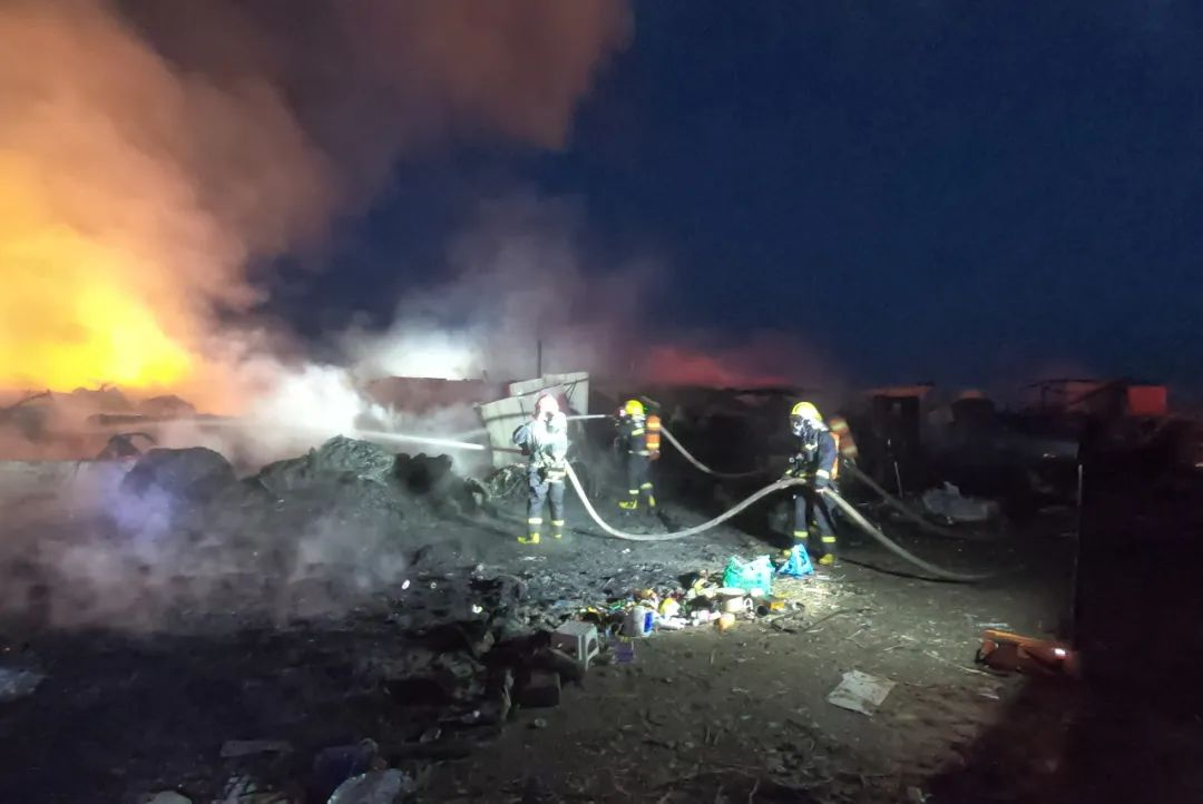 救援現(xiàn)場(chǎng)。茫崖市消防救援大隊(duì)供圖