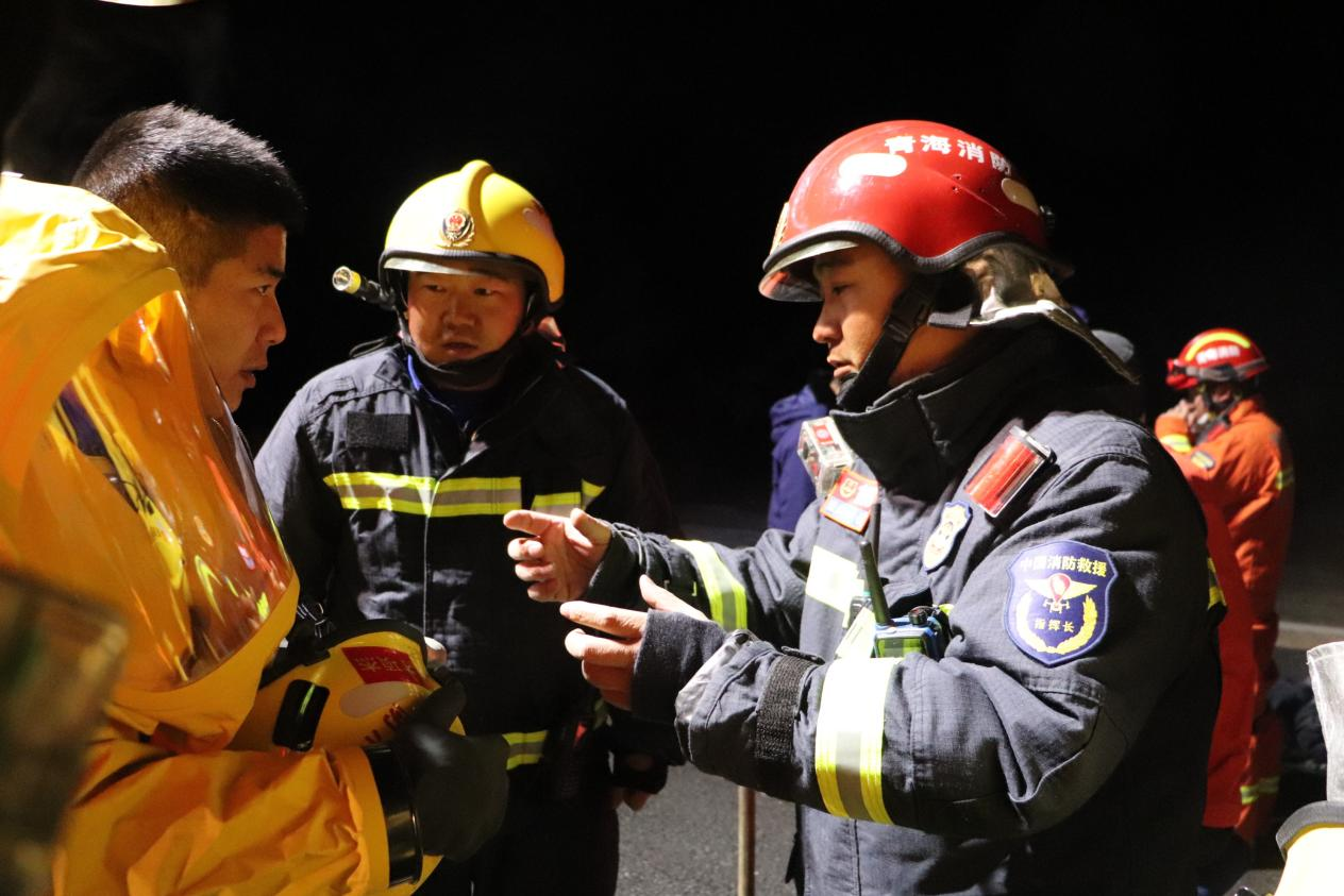 救援現(xiàn)場(chǎng)。茫崖市消防救援大隊(duì)供圖