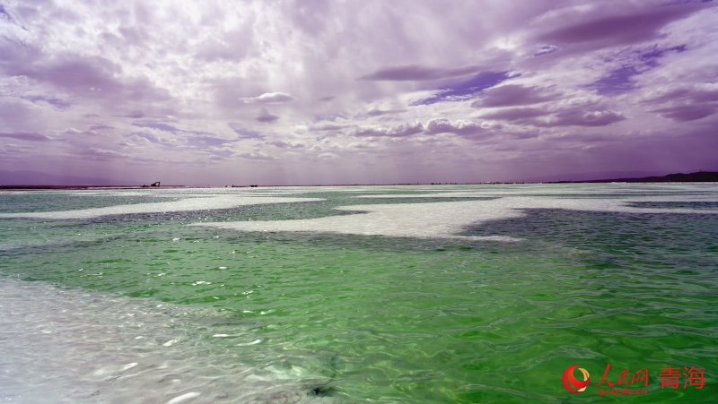 陽光映照下的翡翠湖。人民網(wǎng) 況玉攝