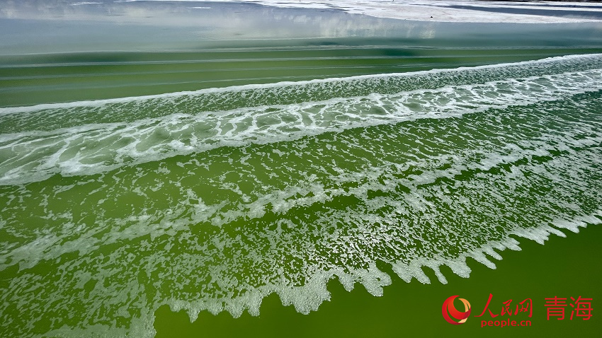 泛起漣漪的茶卡鹽湖。人民網(wǎng) 陳明菊攝